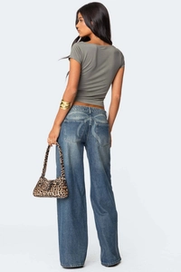 Vue complète d'un jean bleu taille haute à jambes larges et sac à main imprimé léopard
