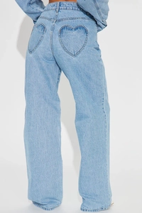 Detailansicht der Rückseite einer hellblauen Jeans mit markanten herzförmigen Taschen
