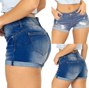 Dettaglio dell'effetto strappato e dell'orlo risvoltato sui pantaloncini di denim