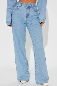 Detailansicht der hellblauen High-Waist-Jeans mit geradem Bein und Herztaschen-Design