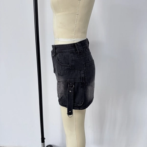 Vue détaillée d'une jupe en jean noir avec poche cargo et boucle métallique en forme de D