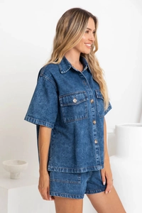 Vista laterale dettagliata del set in denim blu scuro lavato con camicia ampia e pantaloncini