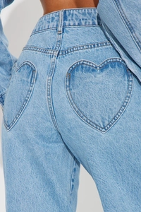 Detail einer hellblauen High-Waist-Jeans mit einzigartigem herzförmigem Nahtdesign hinten
