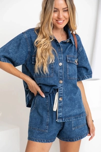 Dettaglio di un set denim blu retrò con camicia a maniche corte e pantaloncini