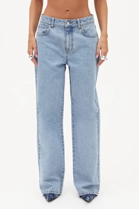 Vorderansicht der hellblauen Straight-Leg-Jeans mit hoher Taille am Model