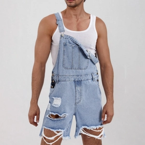 Détails d'une salopette en jean bleu clair avec finitions usées et boucles en métal