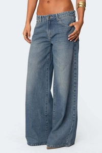 Détails de ce jean large bleu délavé au style rétro avec une coupe cargo élégante