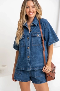 Dettaglio del set in denim da donna con camicia a maniche corte, tasche e pantaloncini a vita alta