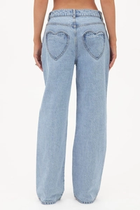 Detailansicht hellblauer High-Waist-Jeans mit einzigartigen herzförmigen Gesäßtaschen