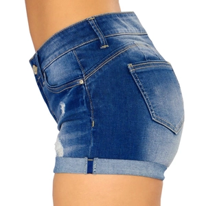 Dettaglio laterale di pantaloncini di jeans a vita alta con risvolto e texture usurata