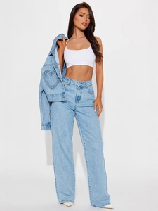 Ensemble jeans taille haute et veste en denim bleu clair avec motifs de cœurs brodés