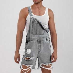 Détails d'une salopette en jean gris pour homme avec effet déchiré et usé style