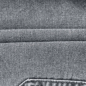 Détail macro du tissu denim gris et des coutures doubles sur ce short décontracté