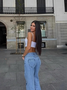 Hellblaue High-Waist-Jeans mit weitem Bein und einzigartiger herzförmiger Tasche