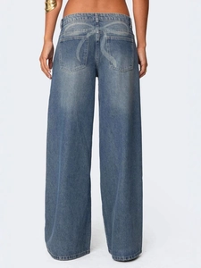 Jean large femme bleu clair avec motif de papillon imprimé sur les poches arrière