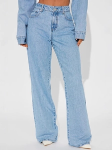 Jean bleu clair taille haute à jambe droite avec poches cœur et coupe décontractée