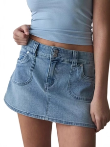 Minifalda vaquera de talle alto ajustada con botones dobles y lavado azul claro retro