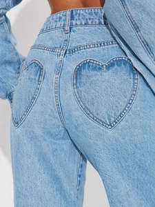 Hellblaue High-Waist-Jeans mit geradem Schnitt und herzförmigen Gesäßtaschen