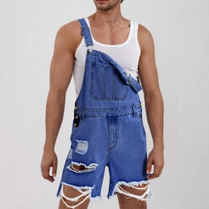 Détail de la salopette en jean bleu pour homme avec déchirures et ourlet effiloché