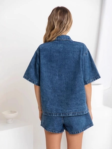 Completo in denim vintage da donna con camicia a maniche corte e pantaloncini blu lavato