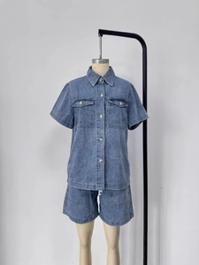 Set in denim vintage rilassato con camicia a maniche corte e pantaloncini coordinati