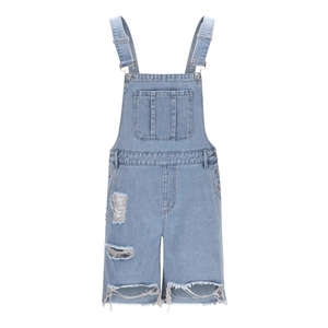 Détails de salopette en jean bleu clair avec déchirures et boucles métalliques