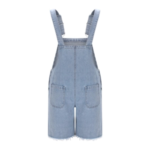 Détails de la salopette en jean bleu clair avec ourlet effiloché et boucles en métal