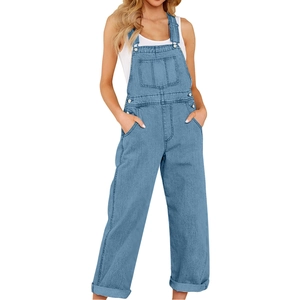 Details der hellblauen Jeans-Latzhose mit Metallschnallen und verstellbaren Trägern