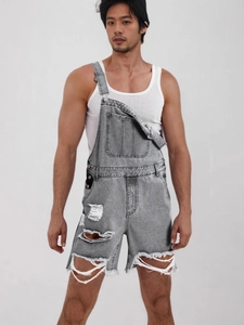 Salopette courte en jean gris clair pour homme avec déchirures et bretelles réglables