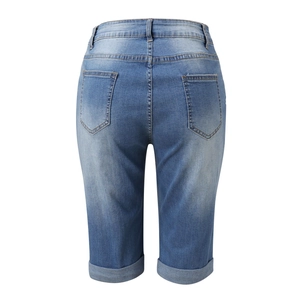 Short en jean bleu clair coupe ajustée pour femme avec ourlet à revers et poches dos