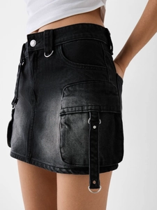 Mini-jupe cargo en denim noir à taille haute avec sangles à anneaux en D et grandes poches