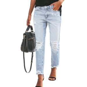 Jean femme bleu clair vintage taille haute coupe droite avec détails usés et ourlet