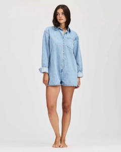 Gros plan sur combishort en jean bleu clair avec boutonnage et col chemise classique
