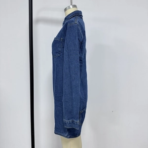 Vue détaillée d'une veste chemise en jean rétro bleu foncé avec de grandes poches