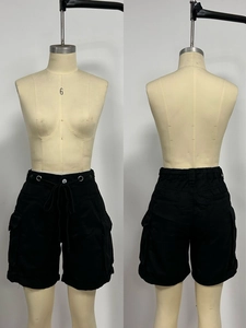 Détail du short cargo noir avec taille élastique à cordon et poches latérales à rabat