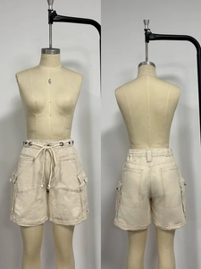 Détails du short cargo beige avec taille à cordon et grandes poches à rabat latérales