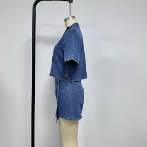 Vista lateral del conjunto denim de dos piezas con camisa corta y falda de talle alto