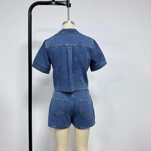 Vista trasera del conjunto vaquero de dos piezas con chaqueta corta y pantalones cortos