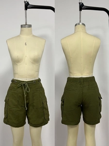 Vue avant et arrière du short cargo taille haute vert armée avec cordon sur un mannequin