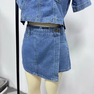 Detalle de un conjunto de dos piezas en denim azul con botones metálicos y tejido lavado