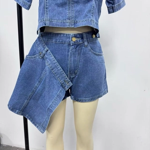 Vista detallada del conjunto de mezclilla azul con diseño de shorts asimétricos a capas