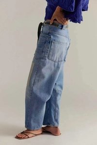 Vue latérale du jean cargo délavé avec poches tactiques et ceinture tressée vintage