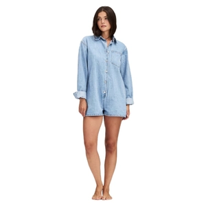 Combishort en jean bleu clair à manches longues avec col à revers et boutons métal
