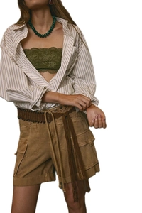 Détail d'un short cargo kaki avec un haut en dentelle olive et une ceinture marron à glands