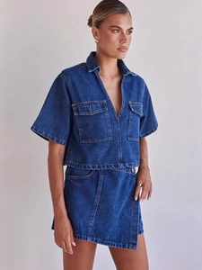Conjunto de dos piezas de tela vaquera azul oscuro para mujer con camisa corta y minifalda
