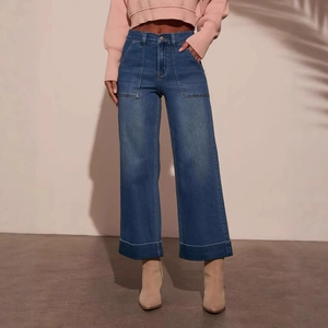 Dettaglio jeans a vita alta a gamba larga in denim blu scuro con grandi tasche applicate