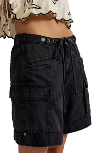 Détails du short cargo noir avec taille à cordon et grandes poches à rabat