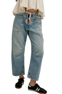 Détail du jean denim délavé bleu clair avec taches de peinture et cordon corde