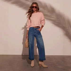 Dettaglio dei jeans a vita alta a gamba larga con grandi tasche applicate e orli risvoltati