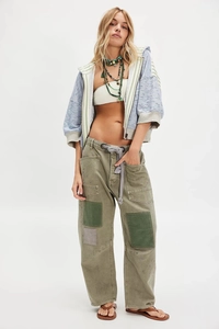 Tenue bohème avec veste à capuche rayée et pantalon large avec détail de ceinture en corde